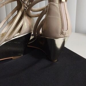 Woman sandals size 7m zipper in back straps on ankle pearl taupe/gold V. Camuto